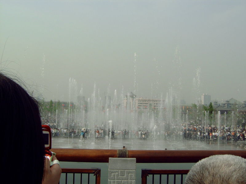 waterorgel op  plein voor pagode
