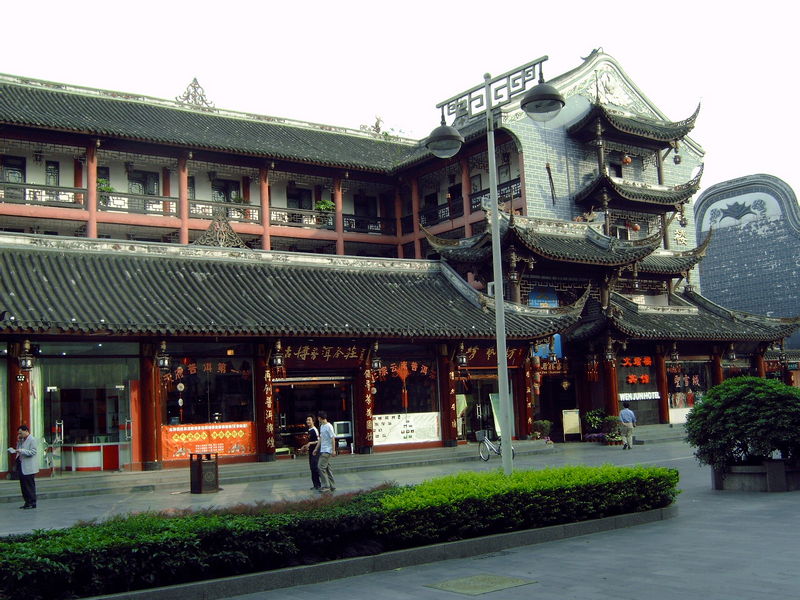 Chinese gebouwen in straat van Chengdu
