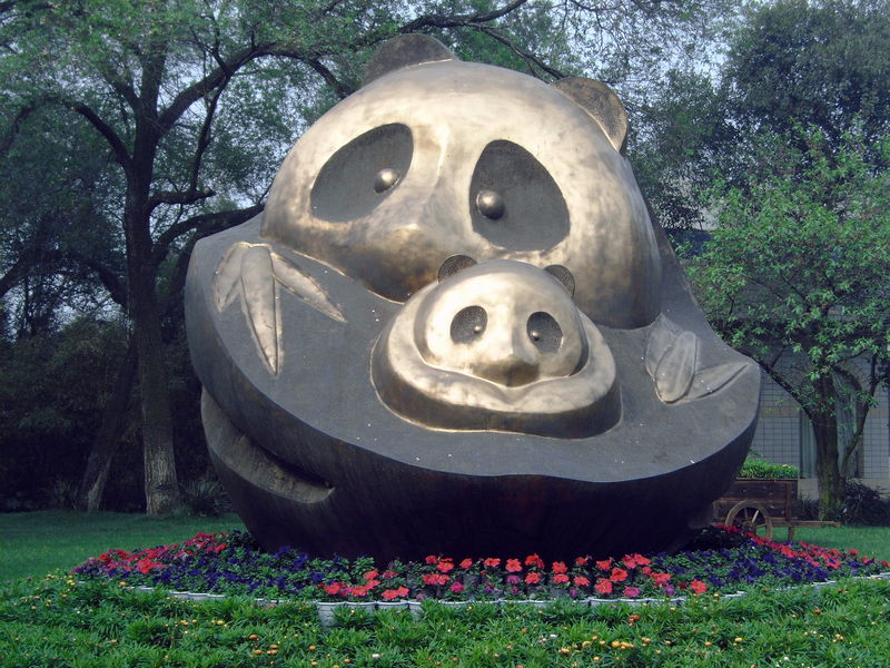 groot bronzen beeld bij panda onderzoeksinstituut
