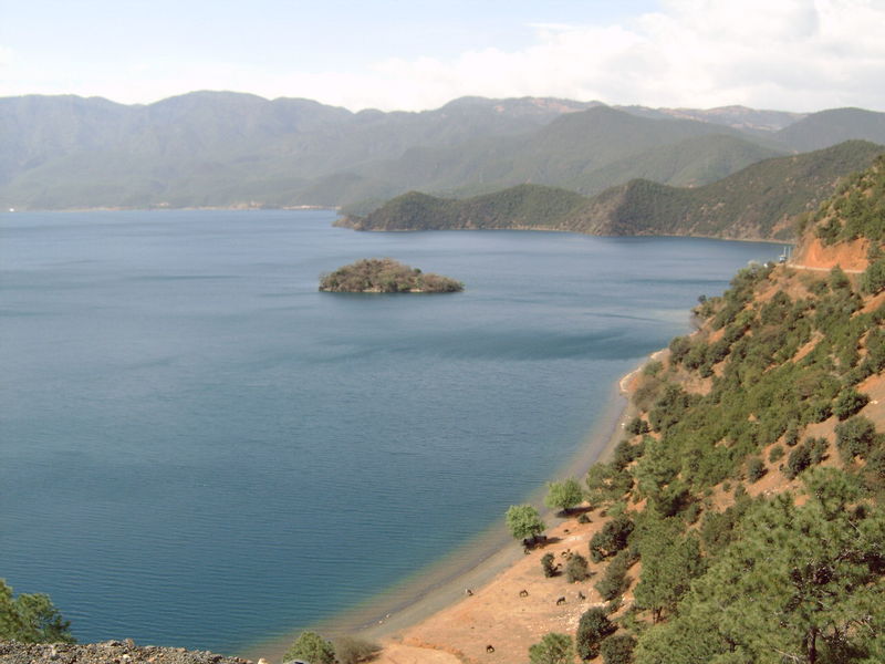 diepblauwe water van Luguhu lake

