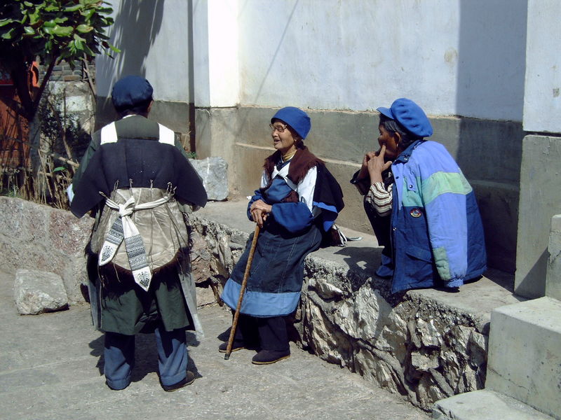 autentieke Yi vrouwen in de oude straatjes van Lijiang
