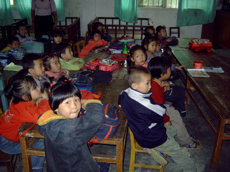 klasje met verlegen en verbaasde schoolkinderen
