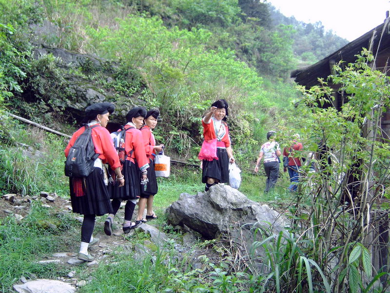 hoog in de berg nog achtervolgd door deze Yao vrouwen
met hun prullaria
