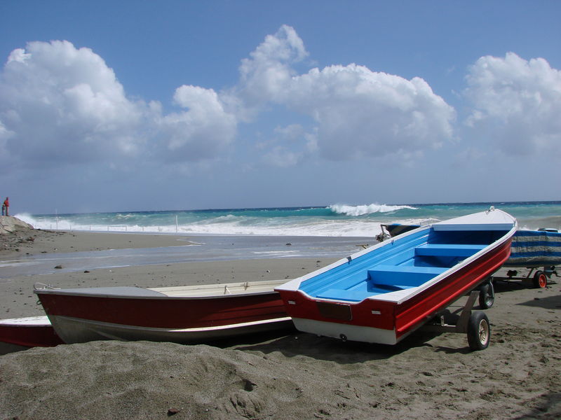 stevige wind aan strand van Deiva Marina
