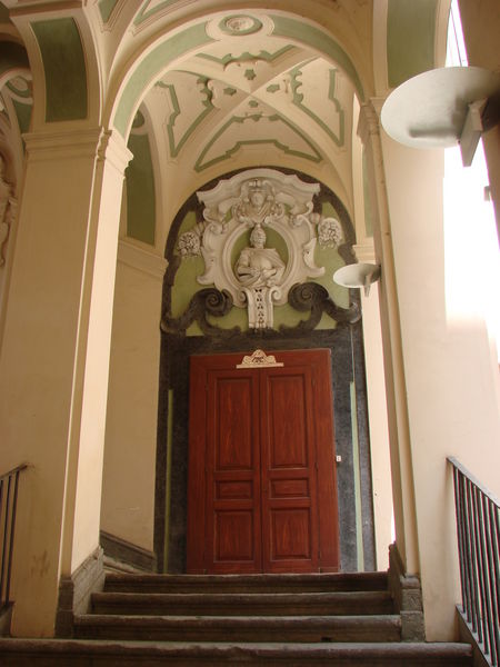 Bijzondere open trappengalerei van Palazzo dello Spagnolo
