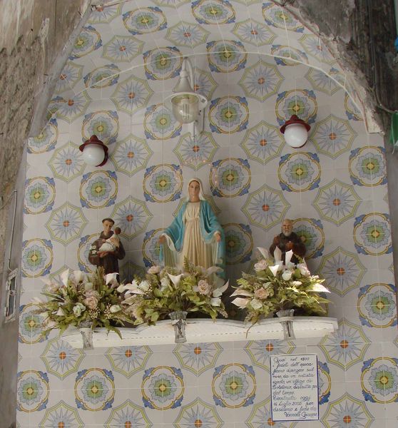 Maria altaar op straathoek Napels
