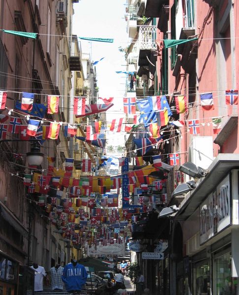 Vlaggetjes in Napolitaanse straat
