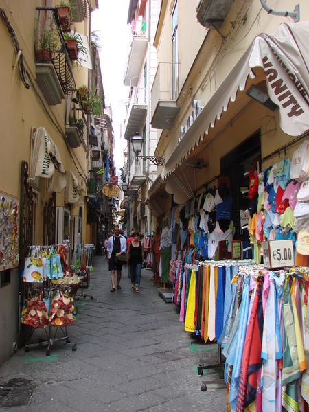 Winkelstraat in oude centrum Sorrento
