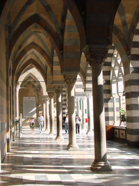 Moors zuilenterras van de Duomo Amalfi
