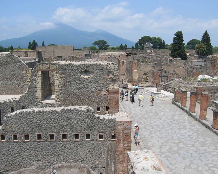 PompeÃ¯ met de Vesuvius op de achtergrond
