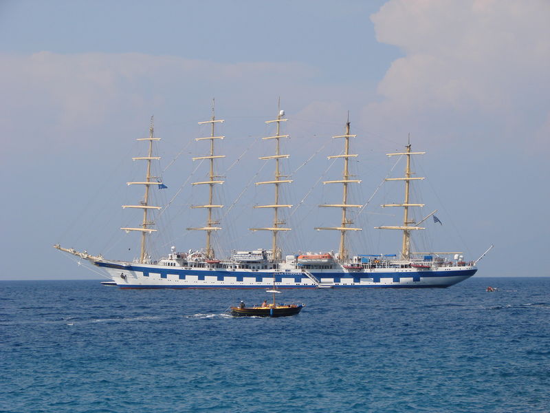 Clipper voor anker bij Capri
