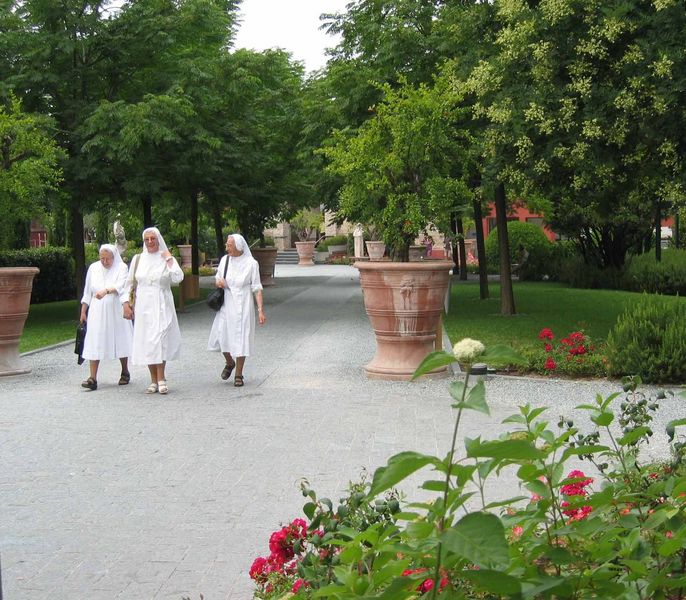 Nonnen in het park van Sirmione
