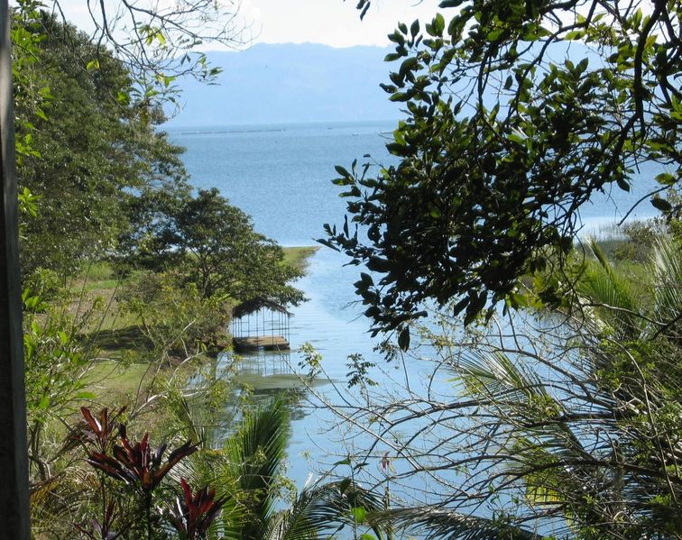 Lago de Yojoa vanaf terras.
