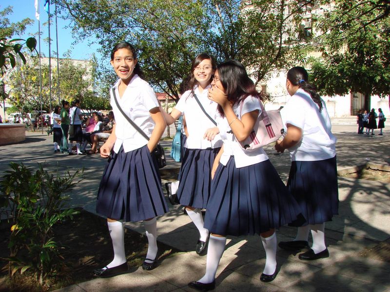 vrolijke studentes op het Centrale Plein van LÃ©on
