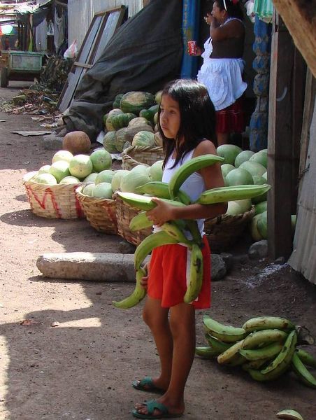 Veel kinderen op de markt van Masaya
