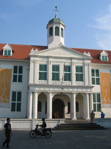 	  In Oud Jakarta ligt het Taman Fatahillah. Op dit plein staan drie koloniale gebouwen die zijn getransformeerd in musea. 
