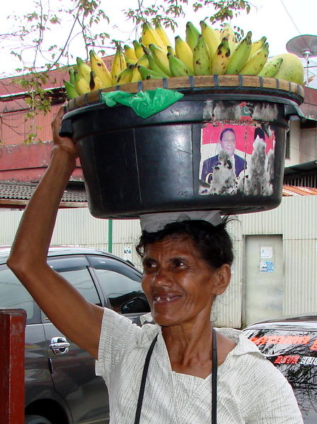 bananenverkoopster in Ambon stad
