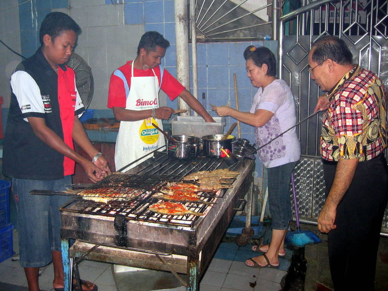 Vis grillen in restaurant in Ambon stad
