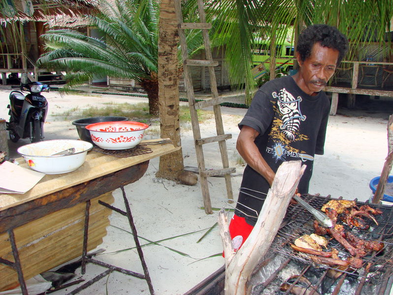 Jimmy (niet stom, wel doof) werpt zich na ons rond geleid te hebben meteen weer op de barbeque
