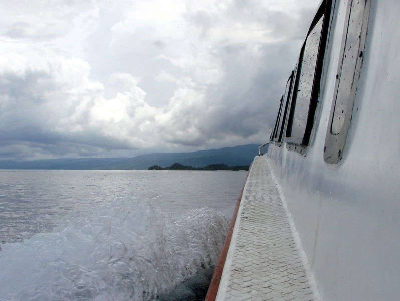 In de speedboot naar Kei Besar (we zien de bui al hangen!).
