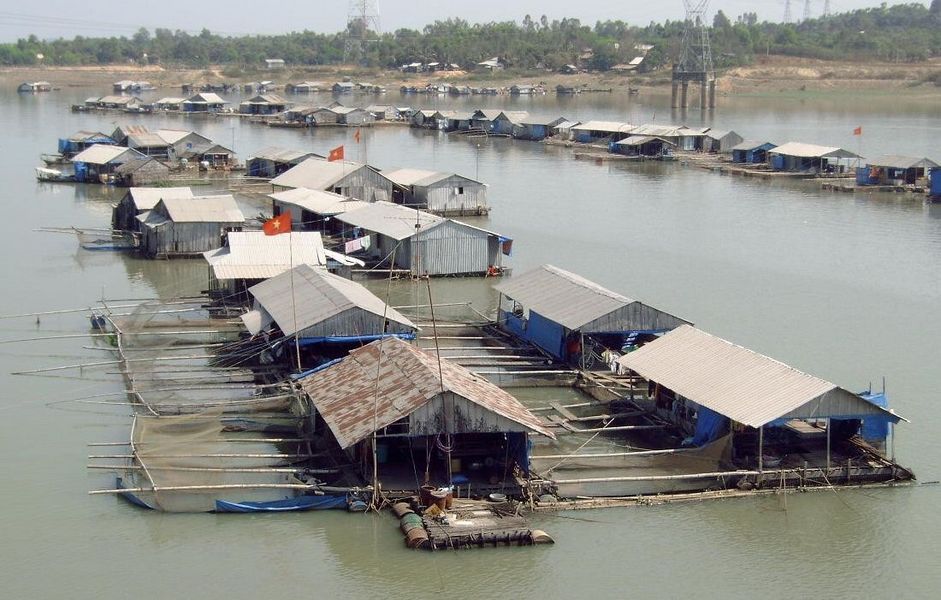 Permanente visserswoningen op de rivier
