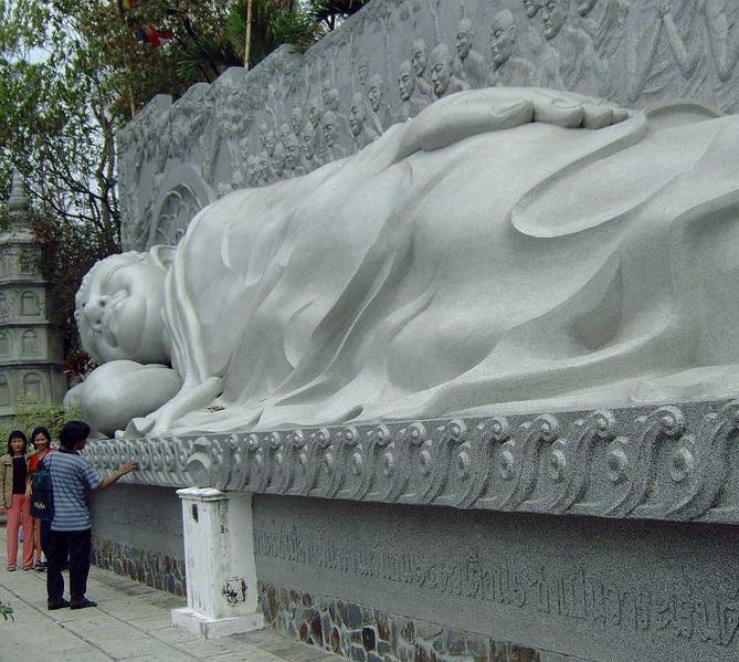 Een enorme liggende Buddha

