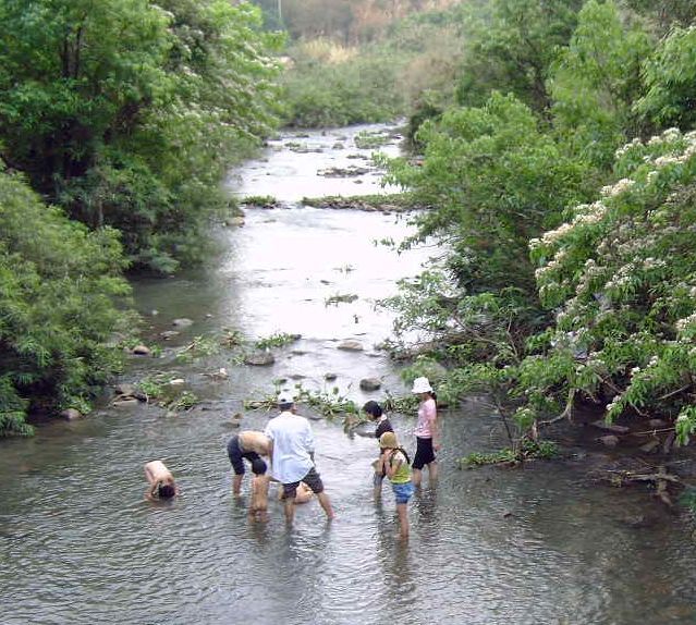 kinderen wassen in de rivier
