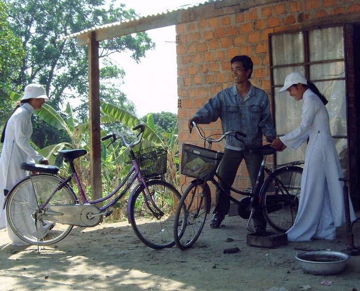 moslim studentes bij de fietsenmaker
