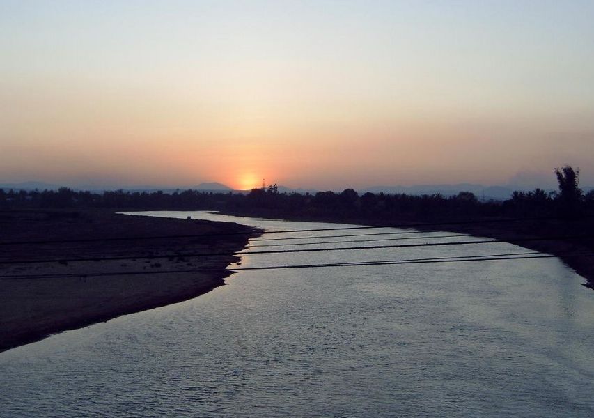 Zonsondergang bij de rivier in Kontum
