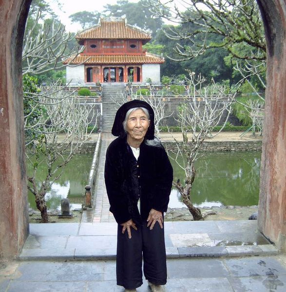 Fotogenieke vrouw bij het Minh Mang Grafmonument
