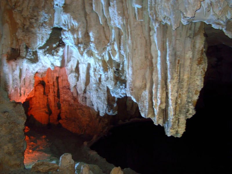 Prachtige grot in 1 van de rotsen
