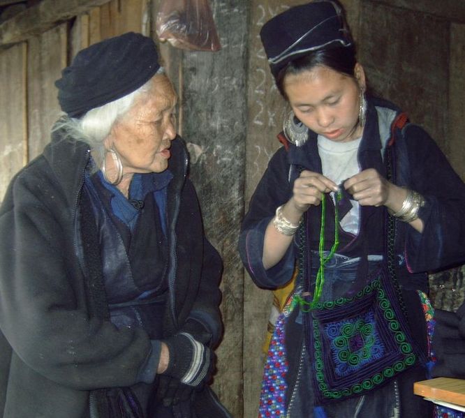 Op bezoek bij een familie 
van de Black-Hmong
