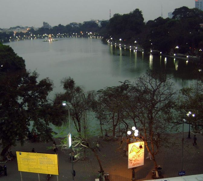 Het Hoan Kiem meer in Hanoi
