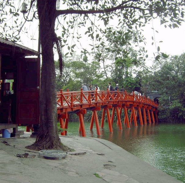 Bruggetje naar Ngoc Son Pagode
in het Hoan Kiem meer.
