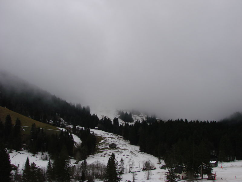 De hoge piste van Sattel-Hochstuckli (optrekkende mist)
47.066031,8.650783
Keywords: Sattel-Hochstuckli