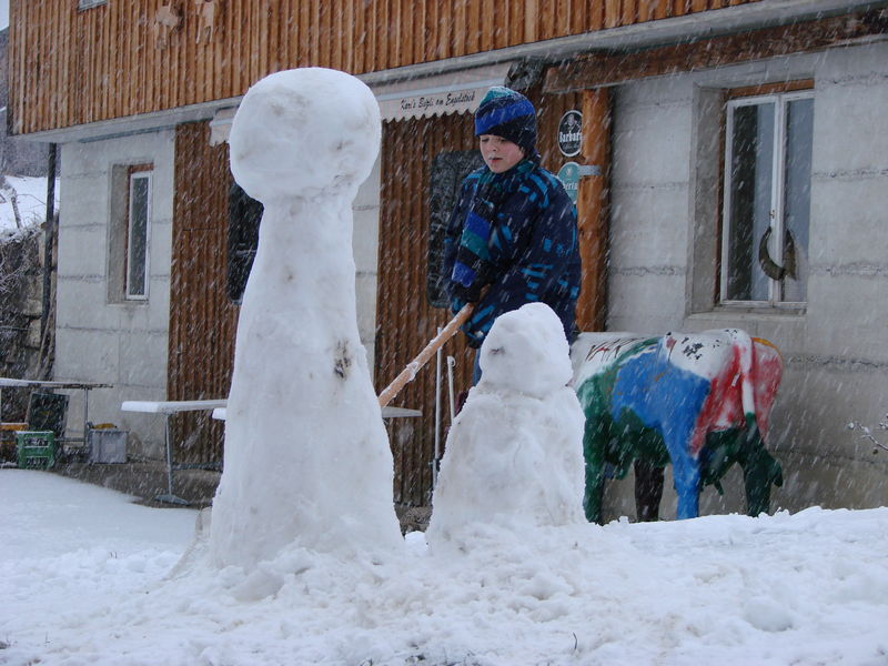 Merijn bij de eerste sneeuwpoppen
47.055187,8.637716
Keywords: Summeraubrig, Seewen Schwyz