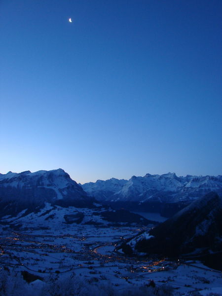 Bergtoppen met maan bij zonsopkomst
47.055023,8.637761
Keywords: Summeraubrig, Seewen Schwyz