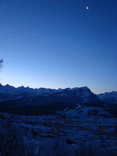 Bergtoppen met maan bij zonsopkomst
47.055023,8.637761
Keywords: Summeraubrig, Seewen Schwyz