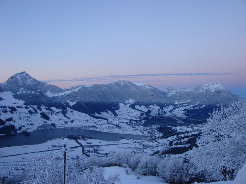 Bergtoppen vanuit het huisje (zonsopkomst)
47.055023,8.637761
Keywords: Summeraubrig, Seewen Schwyz
