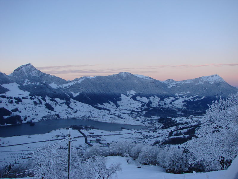 Bergtoppen vanuit het huisje (zonsopkomst)
47.055023,8.637761
Keywords: Summeraubrig, Seewen Schwyz
