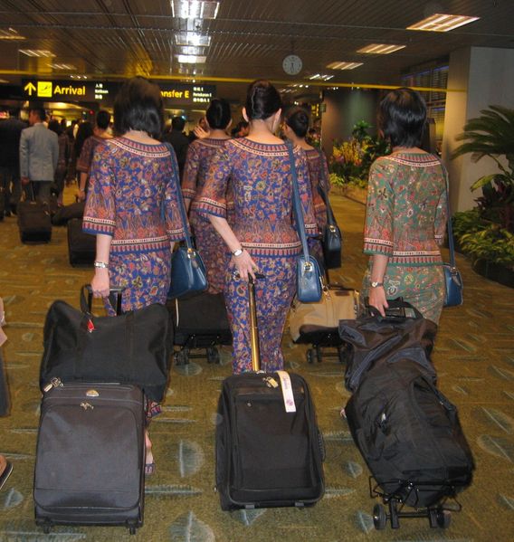 Stewardessen van Singapore Airlines hebben hun taak erop zitten.
