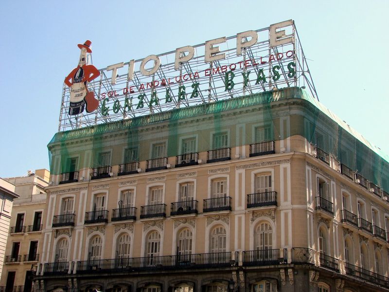Beroemde Tio Pepe reclame op het Puerto del Sol in Madrid.
