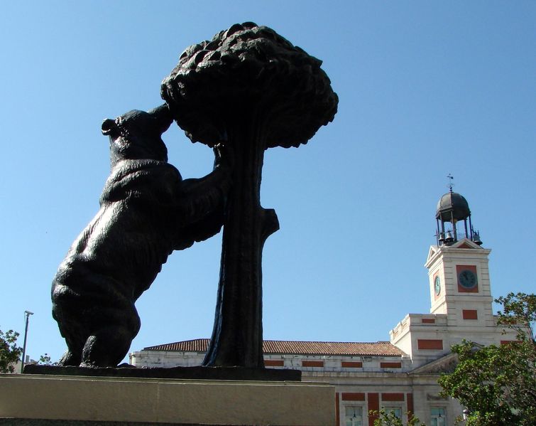 Het symbool van Madrid,  bronzen beeld van de Beer die eet van de Aardbeiboom op het  Puerta del Sol.
