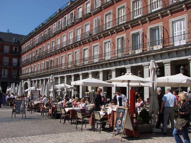 Gezellige terrassen op de Plaza de Major.
