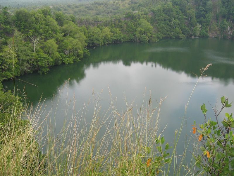 Kratermeer Danau Laguna op Ternate
