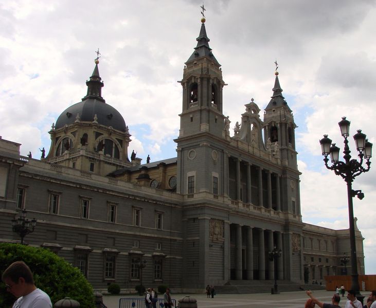 Santa MarÃ­a la Real de La Almudena is de katholieke kathedraal van Madrid.
