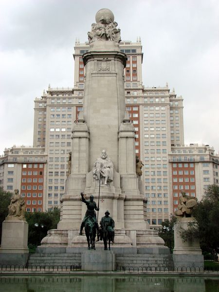 Het grote Cervantesmonument op de Plaza de EspaÃ±a te Madrid, met op de voorgrond Don Quichot  en Sancho Panza .
