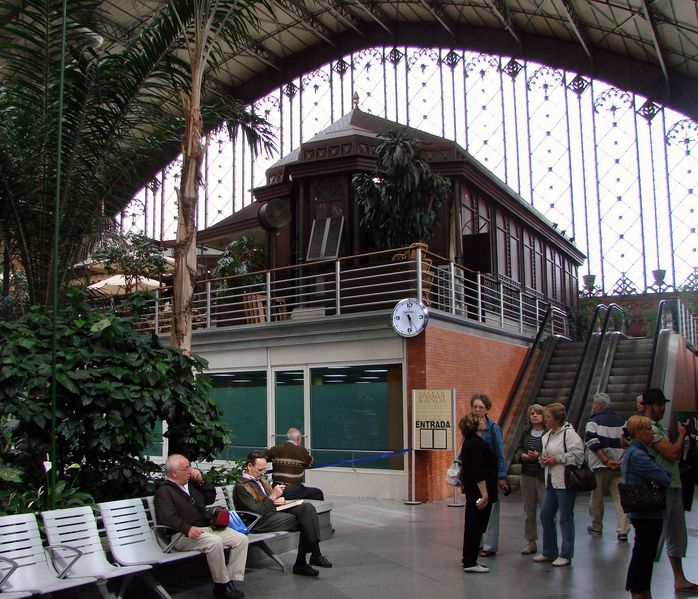 Binnen in de stationshal van station Atocha
