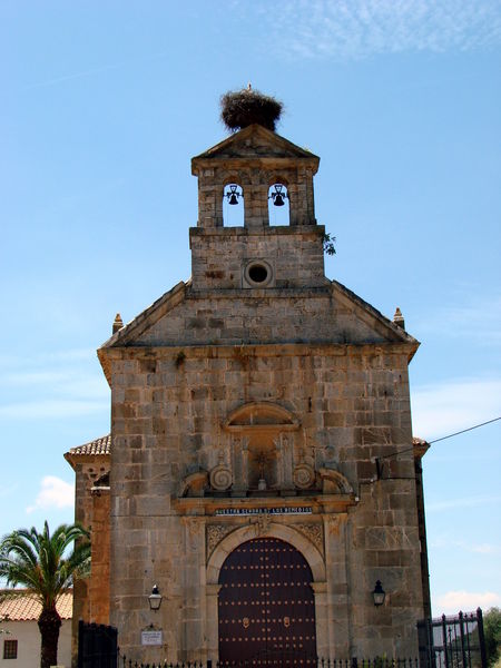 Oud kerkje in Villafranca de CÃ³rdoba met ooievaarsnest.
