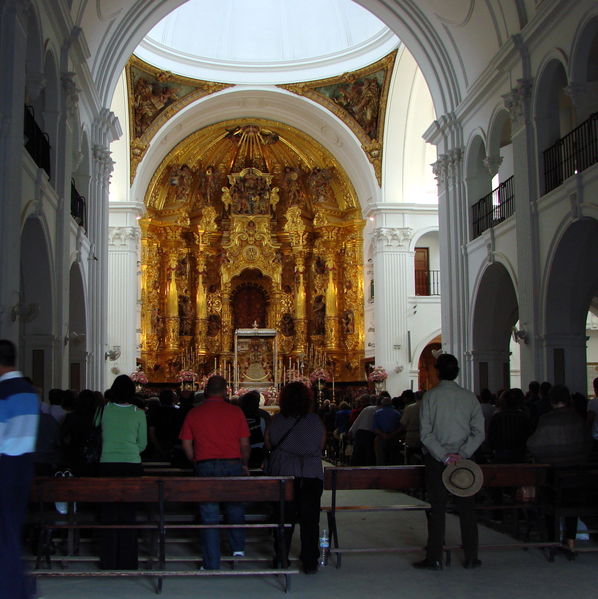 Binnen in de kerk pronkt de Virgen van El RocÃ­o.
